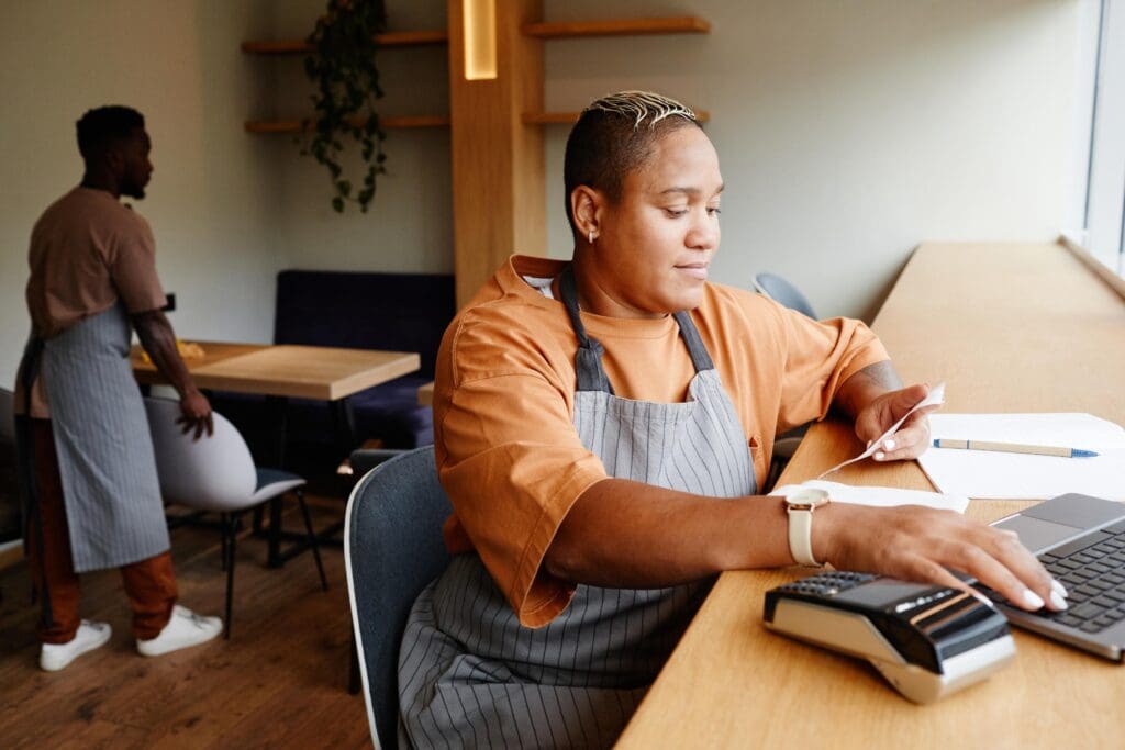 How to Pay Employees: A Guide for Restaurant Owners